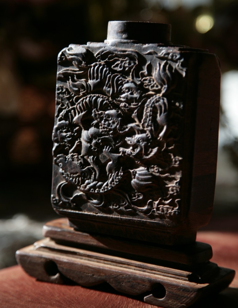 重器 清中期海南沉香【黑油格】狮子滚绣球扁