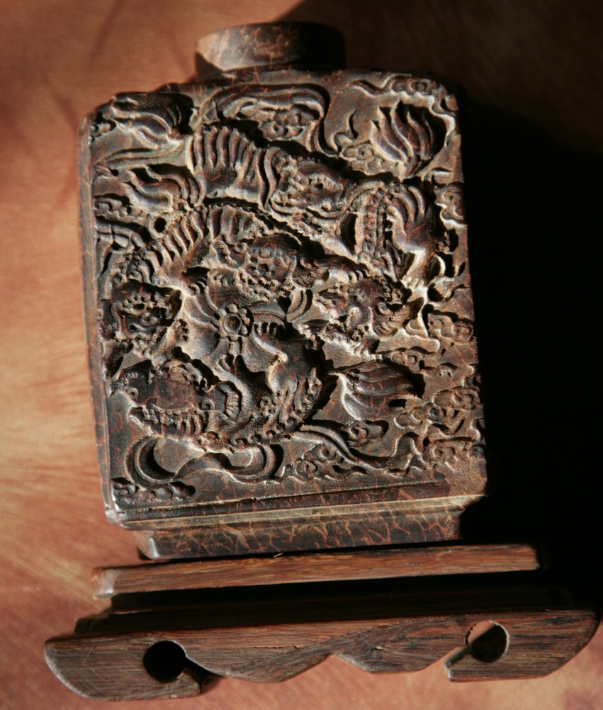 重器 清中期海南沉香【黑油格】狮子滚绣球扁