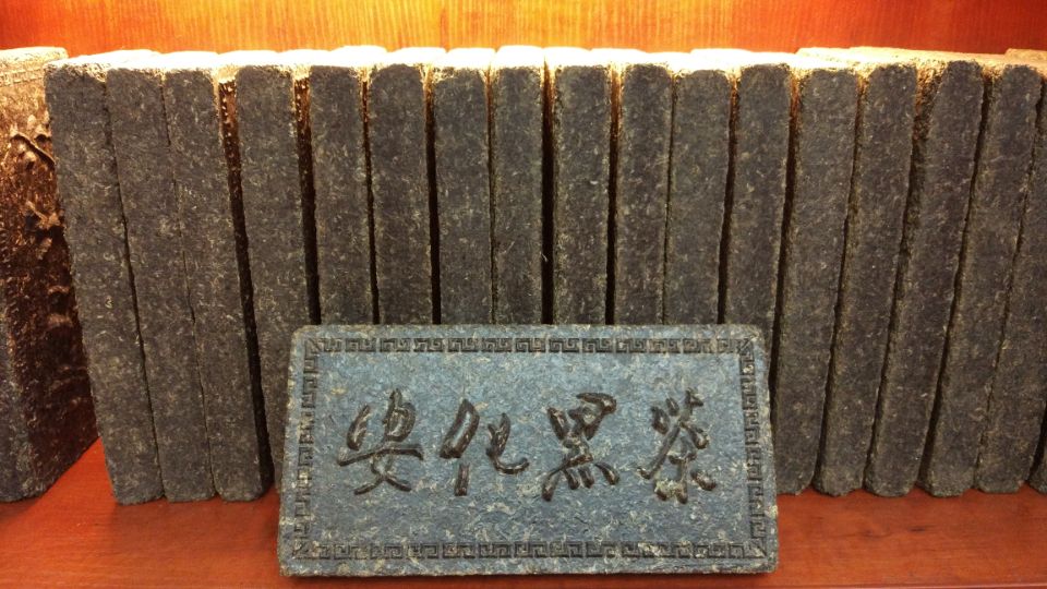 出几片收藏级安化黑茶砖[中国投资资讯网交易