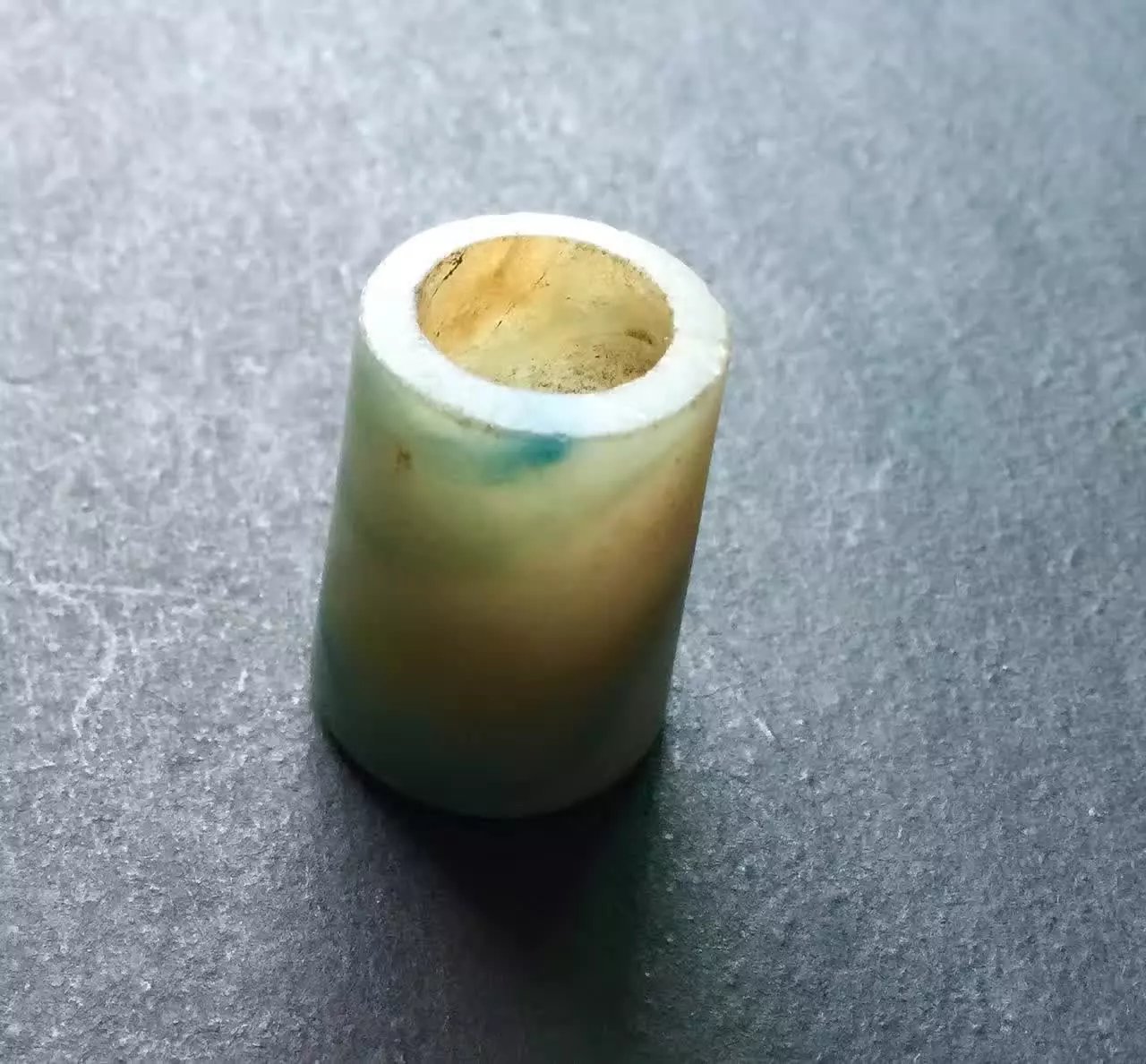 。清代翡翠漂亮的大烟头。[中国投资资讯网交