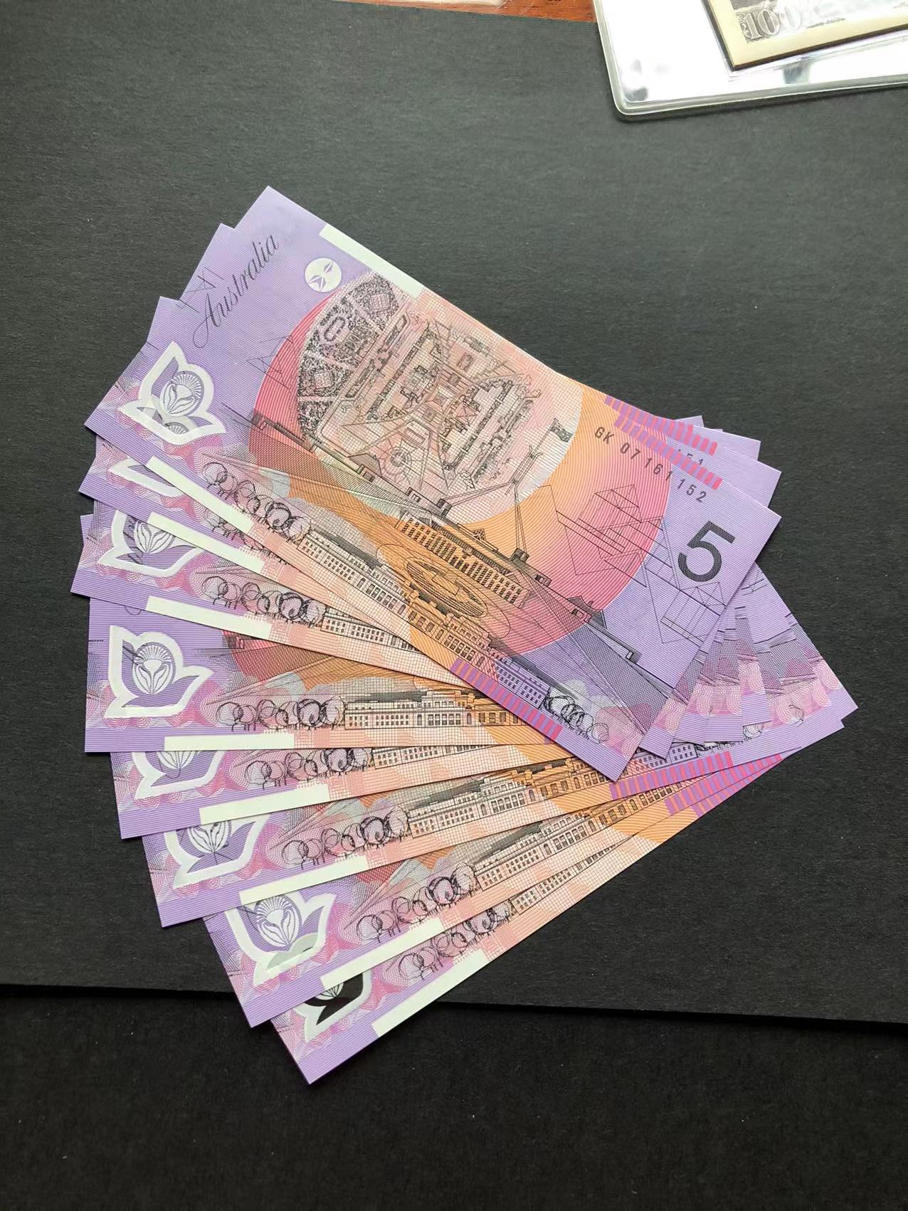 新加坡复古两元纸币和古代越南钞票的收藏家 — 图库社论照片 © kampwit #206311204